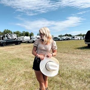 Meet your Posher, Ella